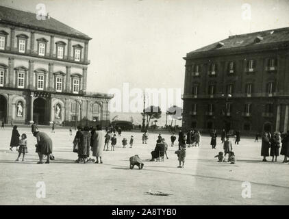 Enfants jouant sur la Piazza Plebiscito, Naples, Italie 1950 Banque D'Images