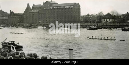 La finale de la course de bateau entre Oxford et Cambridge University, Tamise, UK 1950 Banque D'Images