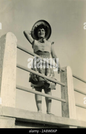 Femme souriante avec grande brim hat, Italie 1943 Banque D'Images