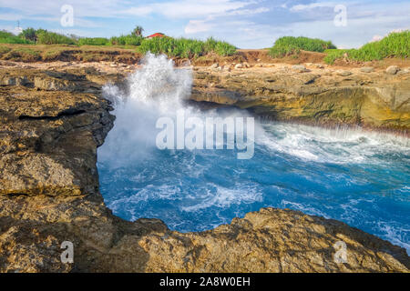 Les larmes du diable monument à Nusa Lembongan island, Bali, Indonésie Banque D'Images