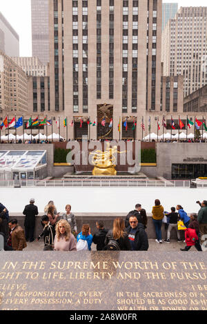 Statue de Prométhée dans la basse Plaza avec vue sur la patinoire, du Rockefeller Center, Manhattan, New York City, États-Unis d'Amérique. Banque D'Images