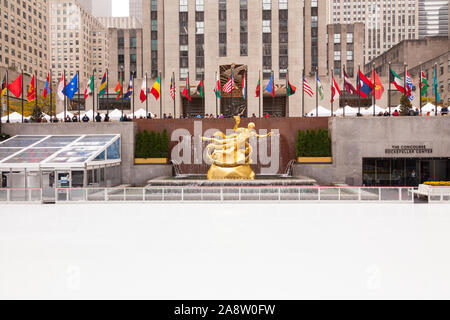 Statue de Prométhée dans la basse Plaza avec vue sur la patinoire, du Rockefeller Center, Manhattan, New York City, États-Unis d'Amérique. Banque D'Images