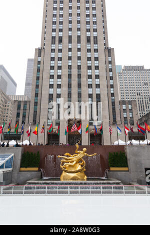 Statue de Prométhée dans la basse Plaza avec vue sur la patinoire, du Rockefeller Center, Manhattan, New York City, États-Unis d'Amérique. Banque D'Images