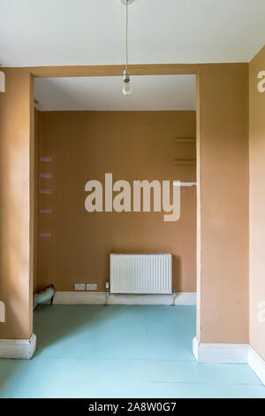 Prix dans une vieille maison avant la conversion en une salle de bain (voir image 2A8W0MA pour la conversion terminée) Banque D'Images