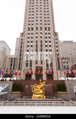 Statue de Prométhée dans la basse Plaza avec vue sur la patinoire, du Rockefeller Center, Manhattan, New York City, États-Unis d'Amérique. Banque D'Images