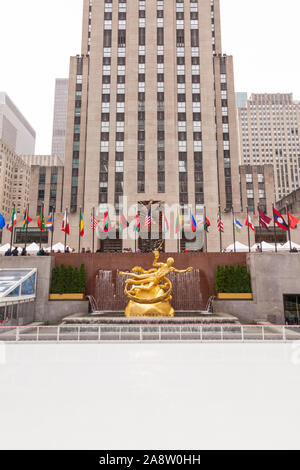 Statue de Prométhée dans la basse Plaza avec vue sur la patinoire, du Rockefeller Center, Manhattan, New York City, États-Unis d'Amérique. Banque D'Images