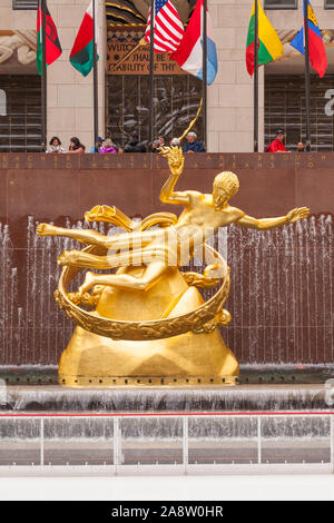 Statue de Prométhée dans la basse Plaza avec vue sur la patinoire, du Rockefeller Center, Manhattan, New York City, États-Unis d'Amérique. Banque D'Images