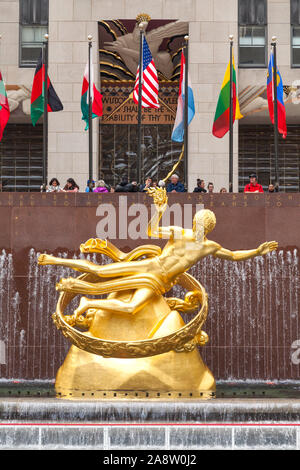 Statue de Prométhée dans la basse Plaza avec vue sur la patinoire, du Rockefeller Center, Manhattan, New York City, États-Unis d'Amérique. Banque D'Images