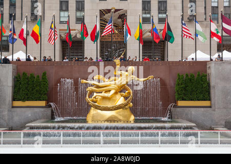 Statue de Prométhée dans la basse Plaza avec vue sur la patinoire, du Rockefeller Center, Manhattan, New York City, États-Unis d'Amérique. Banque D'Images