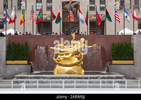 Statue de Prométhée dans la basse Plaza avec vue sur la patinoire, du Rockefeller Center, Manhattan, New York City, États-Unis d'Amérique. Banque D'Images