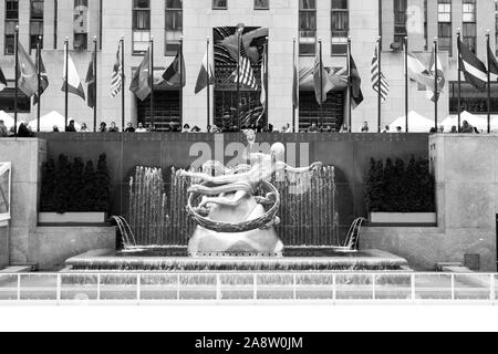 Statue de Prométhée dans la basse Plaza avec vue sur la patinoire, du Rockefeller Center, Manhattan, New York City, États-Unis d'Amérique. Banque D'Images