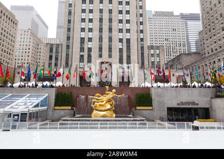 Statue de Prométhée dans la basse Plaza avec vue sur la patinoire, du Rockefeller Center, Manhattan, New York City, États-Unis d'Amérique. Banque D'Images