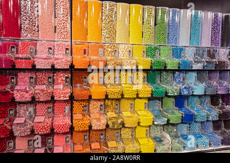 Un écran couleur de distributeurs de bonbons à Dylan's Candy Bar, un petit magasin de bonbons sur Union Square à l'Ouest dans le centre-ville de Manhattan, New York City. Banque D'Images