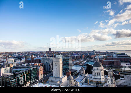 Liverpool, Royaume-Uni - 30 octobre 2019 : Haute vue aérienne sur la ville de Liverpool vers la cathédrale de Liverpool Banque D'Images