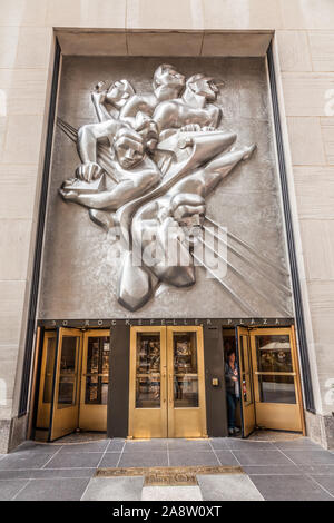 'Actualités' bas relief panneau en acier inoxydable ou en fonte murale, Rockefeller Center, New York City, États-Unis d'Amérique. Banque D'Images