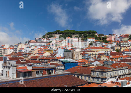 Paysage urbain et les toits de Lisbonne, Portugal. Castelo de Sao Jorge Castle aka Saint ou St George Château, toits de Baixa, Castelo et Mouraria District Banque D'Images