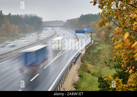 L'autoroute A3 près de la sortie nord de Nuremberg ' ' (en anglais : ) au nord de Nuremberg avec beaucoup de voitures avec l'allumage des feux et de la conduite avec la vitesse sur une pluie humide Banque D'Images