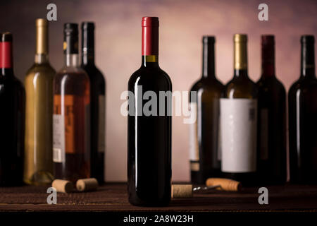 Collection de vin buttles sur fond sombre Banque D'Images