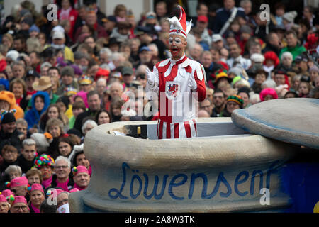 Düsseldorf, Allemagne. 11Th Nov, 2019. Le carnaval de Düsseldorf figure Hoppeditz parle en face de l'hôtel de ville. Le carnaval en Allemagne le temps ridicule bastions commence à 11 heures 11. Credit : Federico Gambarini/dpa/Alamy Live News Banque D'Images