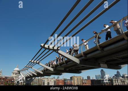 Londres - 25 MAI 2012 : la ligne de visiteurs Millennium Bridge, le premier pont de la ville depuis le Tower Bridge en 1894. Banque D'Images