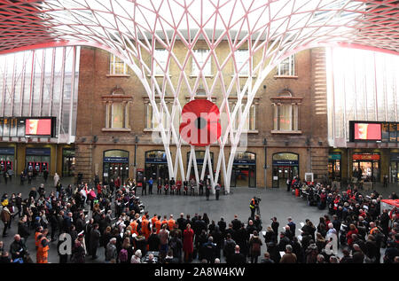 Les gens se rassemblent pour observer un silence pour marquer le Jour de l'Armistice, l'anniversaire de la fin de la Première Guerre mondiale, à King's Cross St Pancras à Londres. Banque D'Images