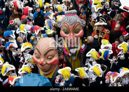 Mainz, Allemagne. 11Th Nov, 2019. Le ainzer Schwellköpp «' rendez-vous dans la foule de la fête des fous avant la proclamation de l'insensé lois fondamentales. Traditionnellement, chaque année, le 'Närrischen Grundgesetze' avec leurs 11 articles pour l'imbécile la liberté sont annoncés le 11.11. à 11:11 horloge à Mayence. Credit : Silas Stein/dpa/Alamy Live News Banque D'Images