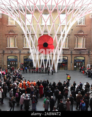 Les gens se rassemblent pour observer un silence pour marquer le Jour de l'Armistice, l'anniversaire de la fin de la Première Guerre mondiale, à King's Cross St Pancras à Londres. Banque D'Images