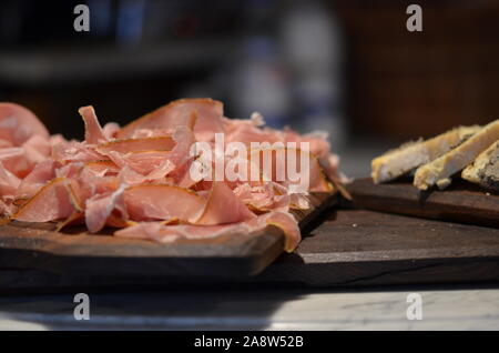 vue rapprochée du prosciutto, du speck et de la mortadella Banque D'Images