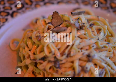 tagliatelle fraîche aux truffes savoureuses et sauce crémeuse Banque D'Images