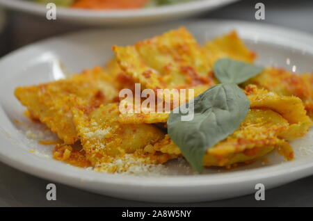 tortellini frais savoureux avec sauce tomates et basilic Banque D'Images