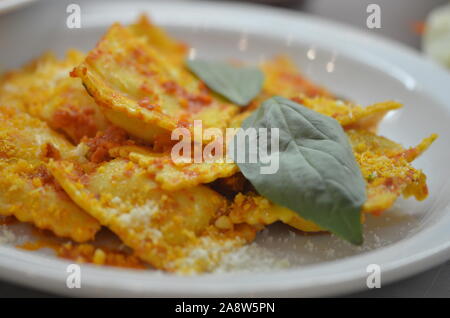 tortellini frais savoureux avec sauce tomates et basilic Banque D'Images