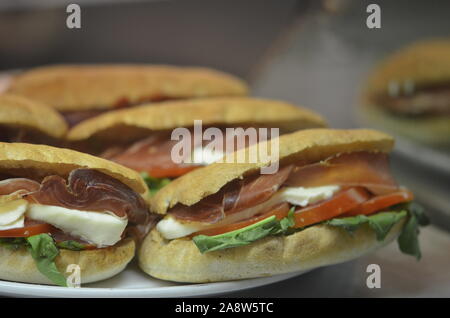 savoureux mélange de panini et de démarreurs italiens Banque D'Images