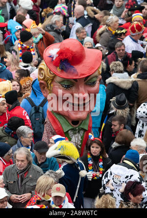 Mainz, Allemagne. 11Th Nov, 2019. Le ainzer Schwellköpp «' rendez-vous dans la foule de la fête des fous avant la proclamation de l'insensé lois fondamentales. Traditionnellement, chaque année, le 'Närrischen Grundgesetze' avec leurs 11 articles pour l'imbécile la liberté sont annoncés le 11.11. à 11:11 horloge à Mayence. Credit : Silas Stein/dpa/Alamy Live News Banque D'Images