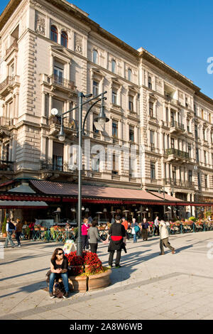 Les touristes et les habitants autour de hôtels et restaurants le long de la promenade du Danube de Budapest Banque D'Images