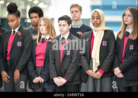 Les élèves se taisent qu'ils paient leurs aspects pendant les deux minutes de silence à St Mary Redcliffe et Temple School, Bristol, pour marquer le Jour de l'Armistice, l'anniversaire de la fin de la Première Guerre mondiale. Banque D'Images