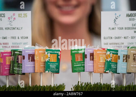 Los Angeles, USA. 10 Nov, 2019. Les sucettes sont indiqués au 'Dessert' lieu à Los Angeles, États-Unis, le 10 novembre 2019. Credit : Qian Weizhong/Xinhua/Alamy Live News Banque D'Images