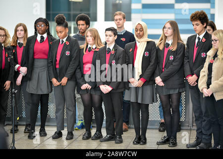 Les élèves se taisent qu'ils paient leurs aspects pendant les deux minutes de silence à St Mary Redcliffe et Temple School, Bristol, pour marquer le Jour de l'Armistice, l'anniversaire de la fin de la Première Guerre mondiale. Banque D'Images