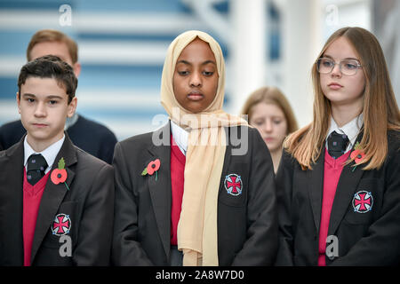 Les élèves se taisent qu'ils paient leurs aspects pendant les deux minutes de silence à St Mary Redcliffe et Temple School, Bristol, pour marquer le Jour de l'Armistice, l'anniversaire de la fin de la Première Guerre mondiale. Banque D'Images