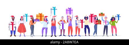 Mélanger la race à santa claus hats holding gift boxes présente joyeux noël bonne année les vacances d'hiver, célébration pleine longueur concept bannière horizontale vector illustration Illustration de Vecteur