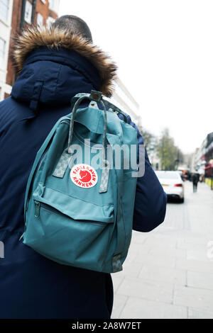 Londres, Royaume-Uni - 30 décembre 2018 : un jeune homme portant un sac à dos Kanken Fjallraven populaires dans la rue à Londres. C'est la meilleure vente de produit Banque D'Images
