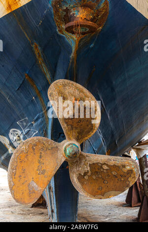 Vieux heavy hélice de bateau, vis dans le dry dock Banque D'Images