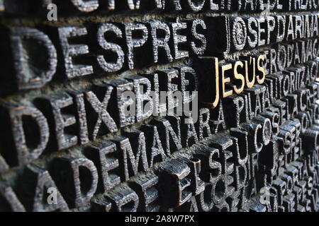 Barcelone, Espagne, Sep 7, 2016 ; Détail d'une porte à la Sagrada Familia, avec le mot 'Jésus' mis en évidence Banque D'Images