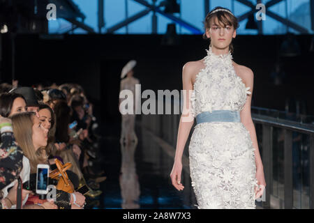 (191111) -- Budapest, novembre 11, 2019 (Xinhua) -- présenter les modèles creations par Nora créateur de mode hongrois à Budapest Sarman Fashion Week d'Europe centrale à Budapest, Hongrie, le 10 novembre 2019. (Photo par Attila/Volgyi Xinhua) Banque D'Images