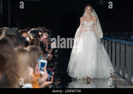 (191111) -- Budapest, novembre 11, 2019 (Xinhua) -- Un modèle présente une création de designer de mode hongrois à Budapest la Nora Sarman Fashion Week d'Europe centrale à Budapest, Hongrie, le 10 novembre 2019. (Photo par Attila/Volgyi Xinhua) Banque D'Images