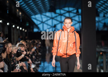 (191111) -- Budapest, novembre 11, 2019 (Xinhua) -- présenter les modèles creations par marque de mode hongrois à l'Cukovy la Semaine de la mode d'Europe Centrale de Budapest à Budapest, Hongrie, le 10 novembre 2019. (Photo par Attila/Volgyi Xinhua) Banque D'Images