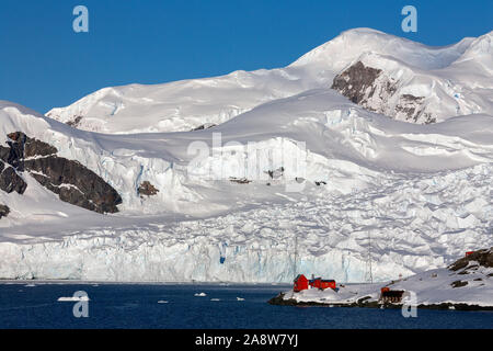 La Station de recherches d'Almirante Brown Paradise Bay sur la péninsule Antarctique dans l'Antarctique. C'est l'une des 13 bases de recherche en Antarctique exploité par Ar Banque D'Images