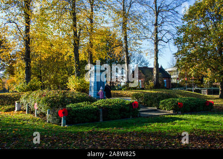 Le jour de l'Armistice à Sidcup Place monument de guerre. Banque D'Images