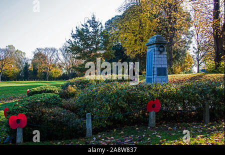 Le jour de l'Armistice à Sidcup Place monument de guerre. Banque D'Images