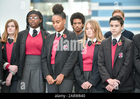 Les élèves se taisent qu'ils paient leurs aspects pendant les deux minutes de silence à St Mary Redcliffe et Temple School, Bristol, pour marquer le Jour de l'Armistice, l'anniversaire de la fin de la Première Guerre mondiale. PA Photo. Photo date : lundi novembre 11,2019. Voir l'histoire du souvenir commémoratif de PA. Crédit photo doit se lire : Ben Birchall/PA Wire Banque D'Images