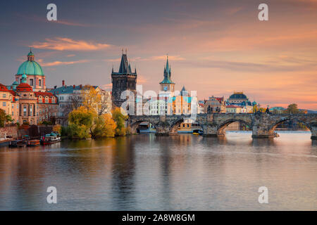 Prague, République tchèque. Cityscape image du célèbre pont Charles à Prague au cours de l'automne beau coucher du soleil. Banque D'Images